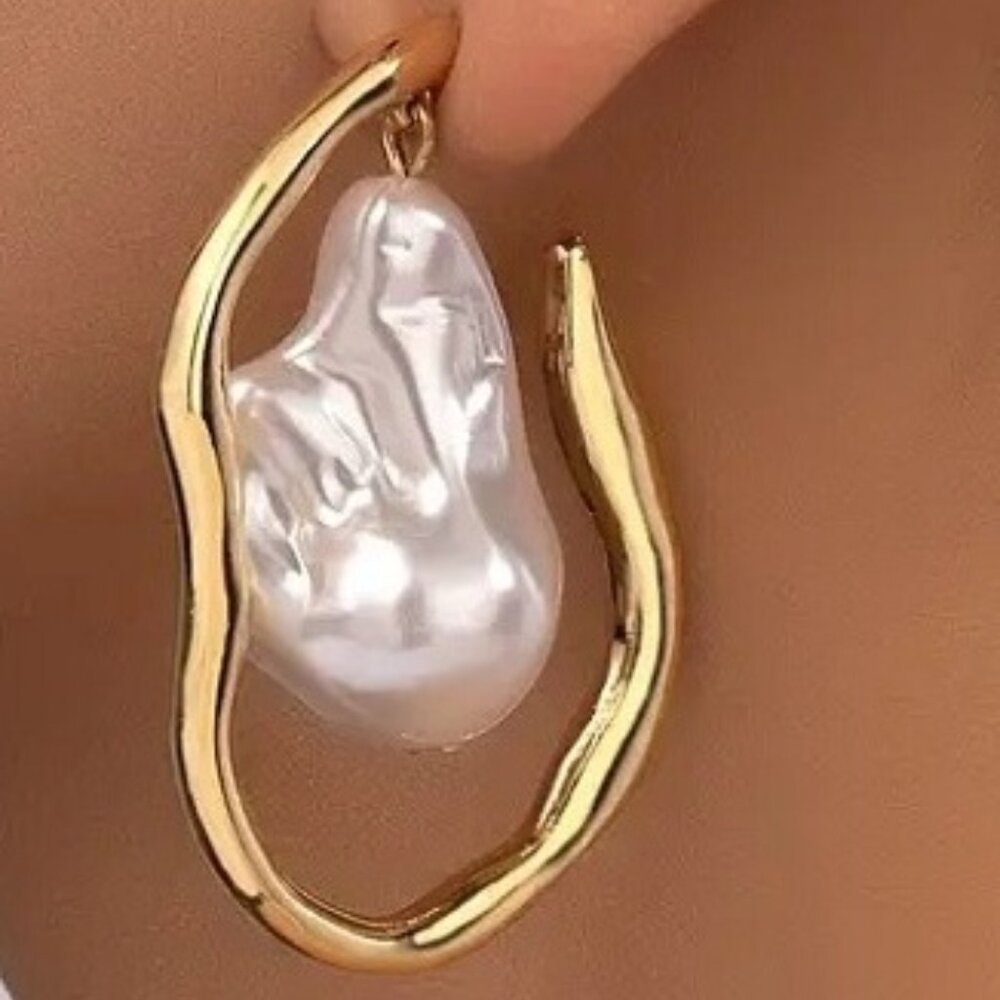 Gold and Faux Barouq pearls Earrings, Brand New